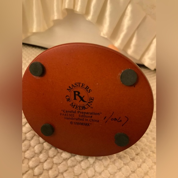 PHARMACIST FIGURINE BY VAN MARK - Picture 8 of 8